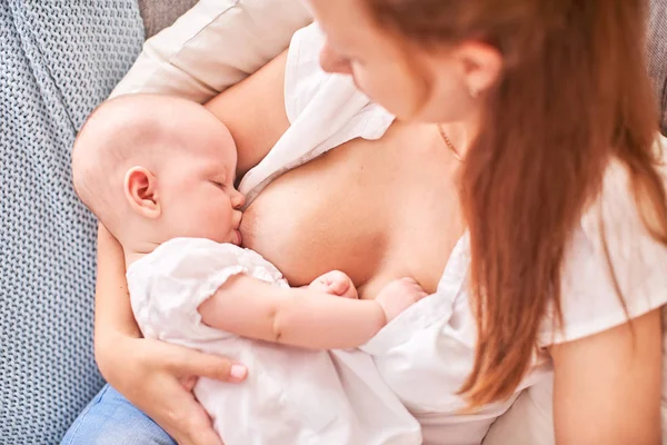 Borstvoeding geeft. Moeder voedt het kind. met vrije tekst de ruimte. kopie — Stockfoto