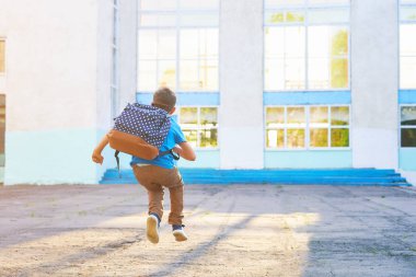 mutlu küçük çocuk, yüksek sevinç ile atladı, SCH başlangıcı