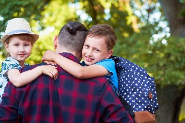 Baba ve çocukların mutlu bir ailesi. Babam, CH 'in elinde.