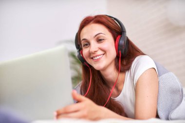 öğrenci Interne üzerinden arkadaşlarınızla iletişim için mutlu