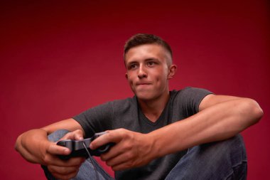 genç video oyunları oynuyor. Genç adam oturma m joystick içinde onun ha