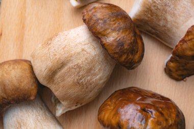 ahşap bir masada beyaz mantar, kısmen doğranmış. doğal mu