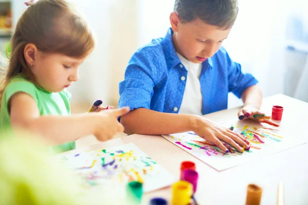 Bambini divertenti mostrano le loro palme la vernice dipinta. classi creative — Foto Stock