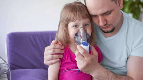 Tatăl şi fiica fac inhalaţii. îngrijire tată ajută fiica ei — Fotografie, imagine de stoc