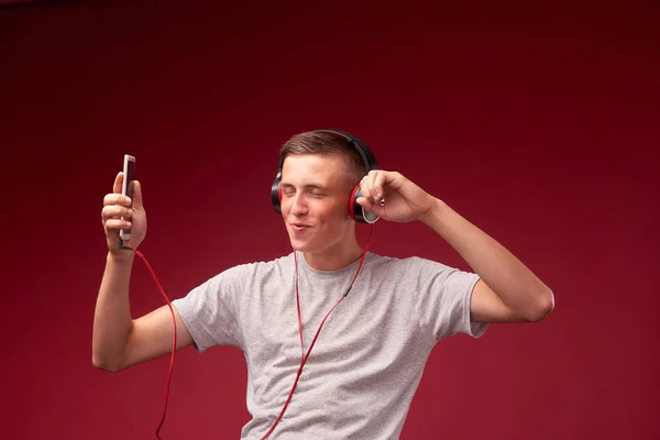 El tipo está bailando con auriculares. adolescente escuchando pistas un — Foto de Stock