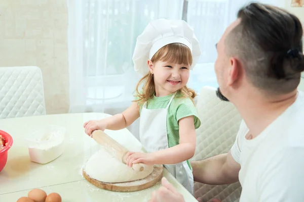Father preparing food with my daughter. a man teaches a child to — Stock Photo, Image
