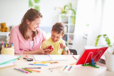 Eğitimde çocuğa maternal yardım