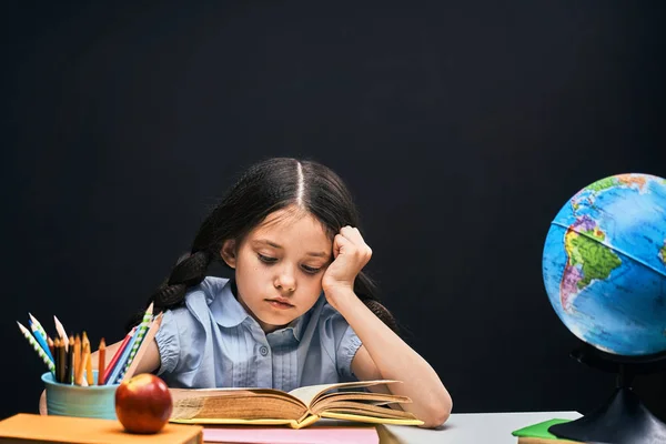 Tillbaka till skolan. koncentrerad stilig elev läsa en bok Sit — Stockfoto