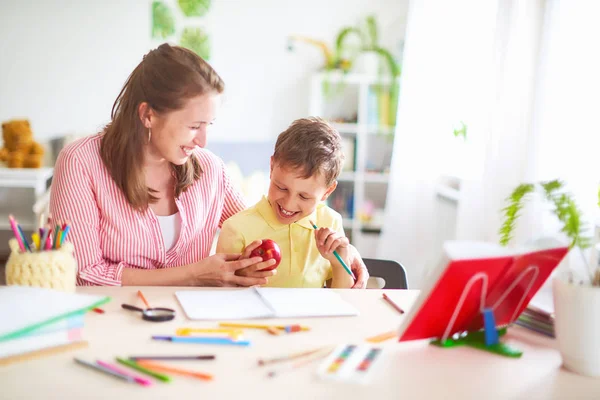 Asistencia materna al niño en la educación — Foto de Stock