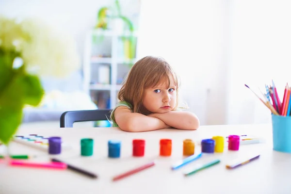 Una niña linda está esperando permiso para empezar a dibujar, wa —  Fotos de Stock