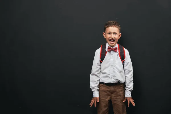 Retrato de uma criança emocional. menino estudante grita salpicos o — Fotografia de Stock