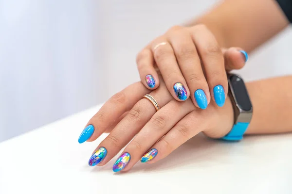 Veel kleur Gloss manicure hand heeft verschillende vlekken — Stockfoto