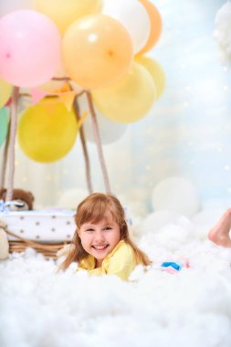 bal bir sepet yanında bir bulut üzerinde yatan bir bebek kız portresi