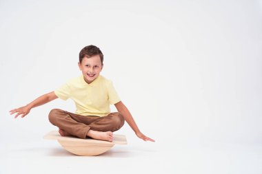 bebek çocuk vestibüler eğitim için özel bir simülatör üzerinde oturur