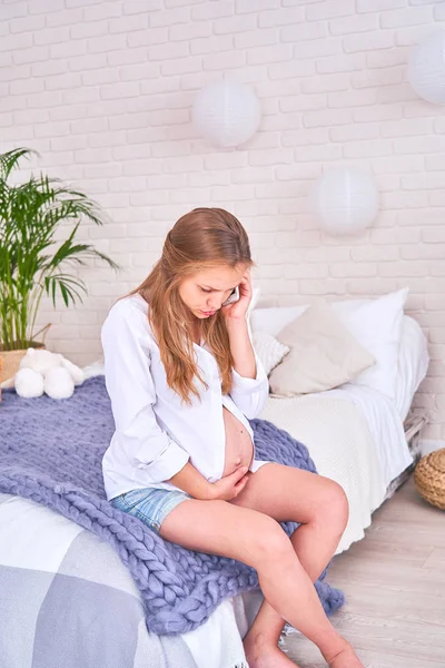 Dolore all'addome di una donna incinta, dolori congeniti prima del parto — Foto Stock