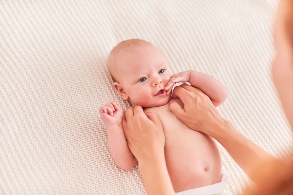 Jimnastik bebek. kadın geliştirmek için bebek ile egzersizleri yapıyor — Stok fotoğraf