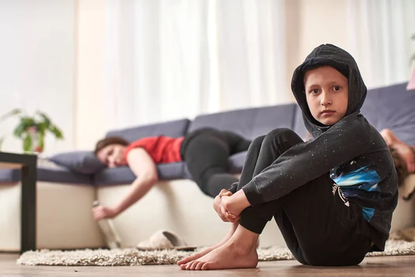 Madre di un alcolizzato in uno stato inconscio svenuto con un — Foto Stock