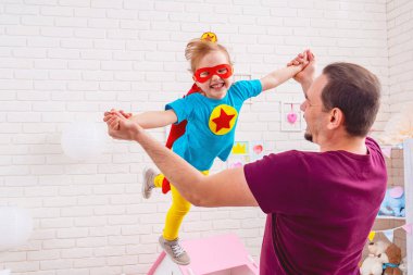 Baba ve kızı süper kahraman oynamak.