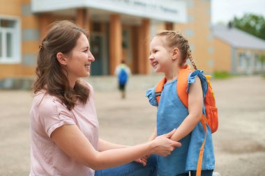 okul yakınında evrak çantaları ile kız.