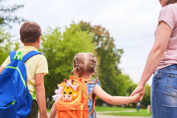 Een vrouw en twee kinderen van achteren. het uitzicht vanaf de achterzijde — Stockfoto