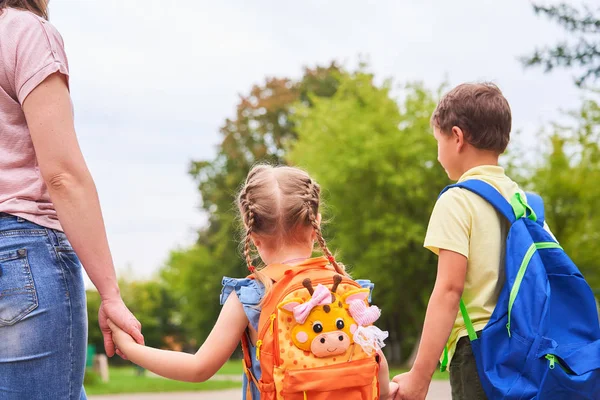 Een vrouw en twee kinderen van achteren. het uitzicht vanaf de achterzijde — Stockfoto