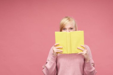 çekici pozitif liseli kız. yaramaz genç kız