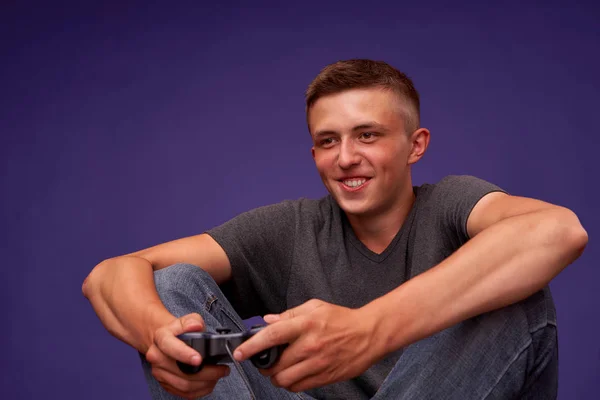 Adolescente jogando videogames. jovem sentado m joystick em seu ha — Fotografia de Stock