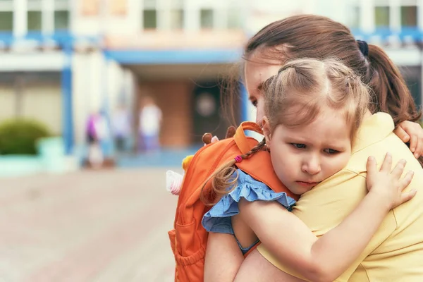 Den lilla flickan stress hon inte vill lämna sin mamma. — Stockfoto