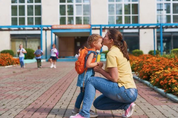 Anya kíséri a gyermeket az iskolába,. Stock Fotó