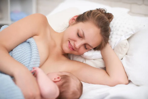 Breast feeding. Mum feeds the child. with free text space. copy — Stock Photo, Image