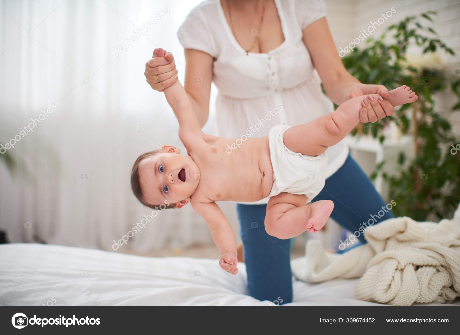 Gymnastique Bebe Femme Faisant Des Exercices Avec Bebe Pour Son Developpement Image Libre De Droit Par Alexander Safonov C
