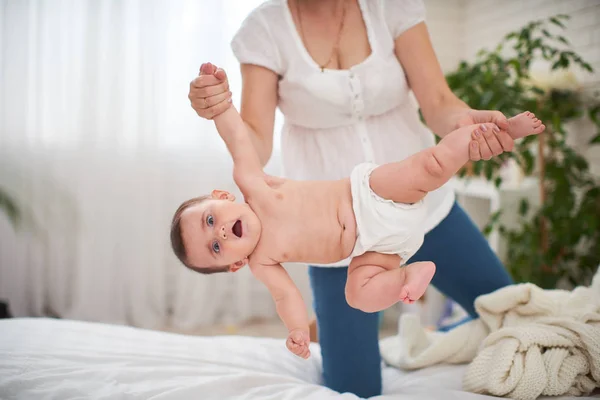 Gymnastik bebis. kvinna gör övningar med baby för dess utveckla — Stockfoto