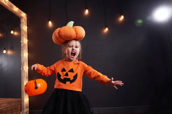 Tradicionalmente vestida criança no dia Halloween — Fotografia de Stock