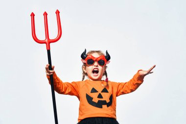 çocuk Cadılar Bayramı için süslü bir elbise giymiş