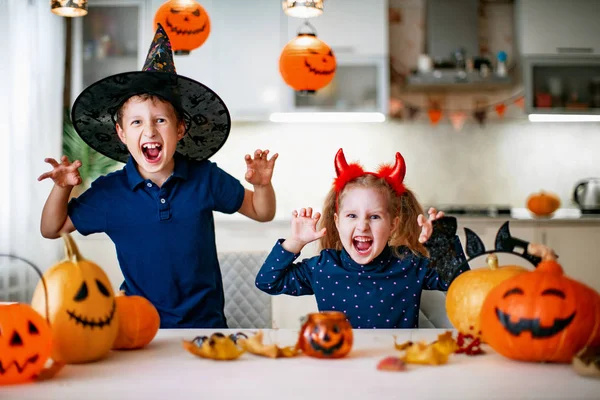 Roliga barn spela på Halloween skräckhistorier — Stockfoto