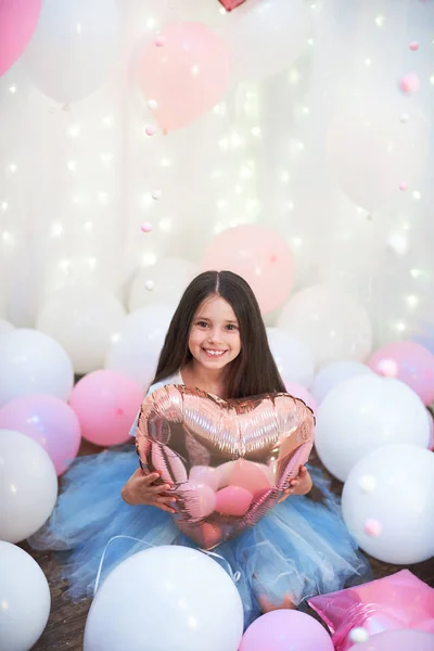 Πορτρέτο ενός όμορφου εφήβου κορίτσι σε μια πλούσια ροζ φούστα στο — Φωτογραφία Αρχείου