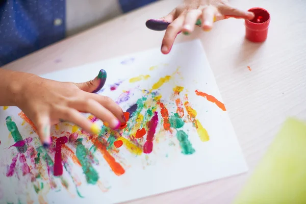 손에 페인트칠을 하고 시트에 손을 얹은 아이. — 스톡 사진