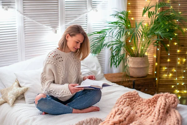 Donna che legge un libro sul letto — Foto Stock