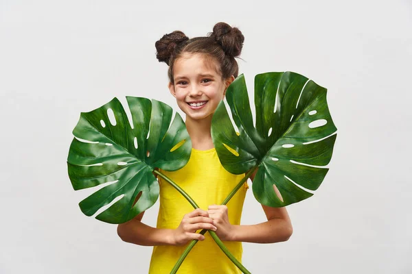 Κοριτσάκι Χρονών Κίτρινο Φόρεμα Και Μεγάλα Φύλλα Τεραστίου Στα Χέρια — Φωτογραφία Αρχείου