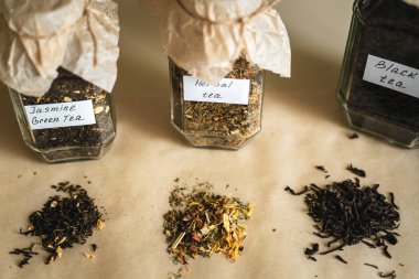 Masada üç farklı çay çeşidi bulunan kavanozlar, alternatif ilaçlar ve doğal yiyecekler var. Çay, demlenmek için, doğal kağıt kapaklı cam kavanozlarda saklanır. aromatik karışım çayı. Üst görünüm