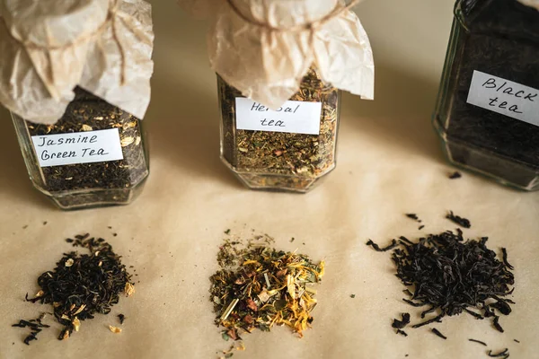 Słoiki Trzema Różnymi Rodzajami Herbaty Stole Medycyny Alternatywnej Żywności Naturalnej — Zdjęcie stockowe
