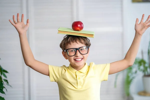Gözlüklü Gülümseyen Küçük Çocuk Kitapları Kafasında Elma Olan Mutlu Okul — Stok fotoğraf