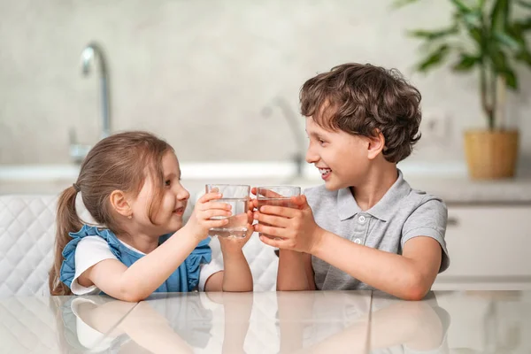 Bambini Piccoli Divertenti Bevono Acqua Cucina Casa Ragazzo Ragazza Sorridono — Foto Stock