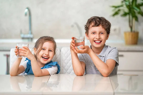 Crianças Engraçadas Bebem Água Cozinha Casa Menino Menina Estão Sorrindo — Fotografia de Stock