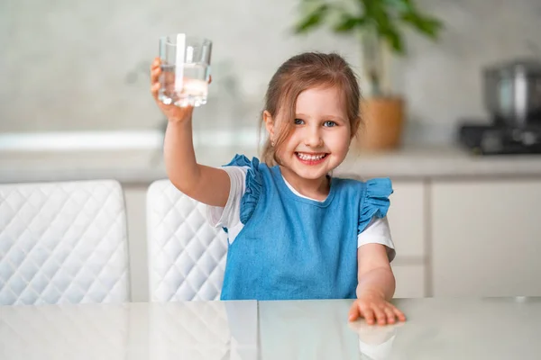 Bella Bambina Che Beve Acqua Cucina Casa Bambina Sorride Felicemente — Foto Stock