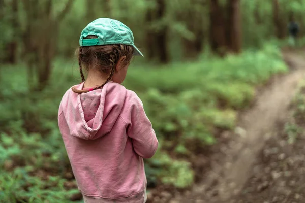 Petite Fille Ans Dans Une Forêt Dense Promène Long Sentier — Photo