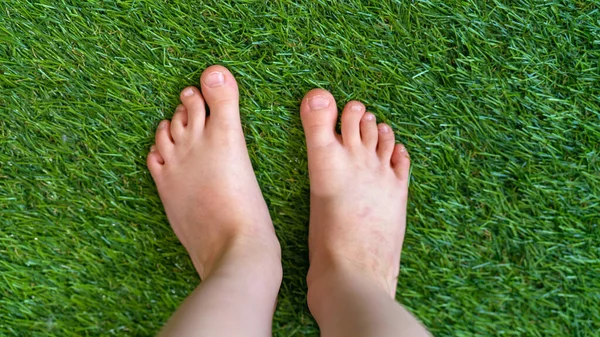 Крупним Планом Дитячі Ноги Стоять Зеленій Поверхні Траві Дитина Ходить — стокове фото