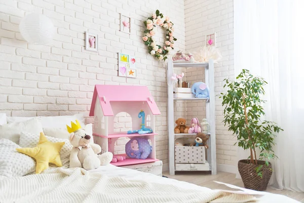 Уютная Детская Комната Маленькой Девочки Белой Стеной Картинками Кукольный Домик — стоковое фото