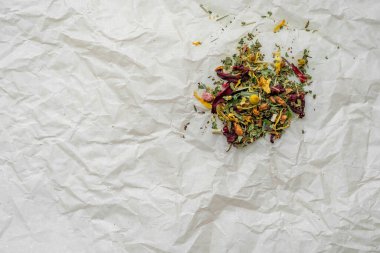 Aromatik bitki çayı. Buruşmuş kağıdın arka planında doğal kuru yapraklar. Tahsilat. Uzayı kopyala Sağlıklı bir yaşam tarzı. Cesedi temizliyorum. Alternatif tıp ve doğal beslenme.