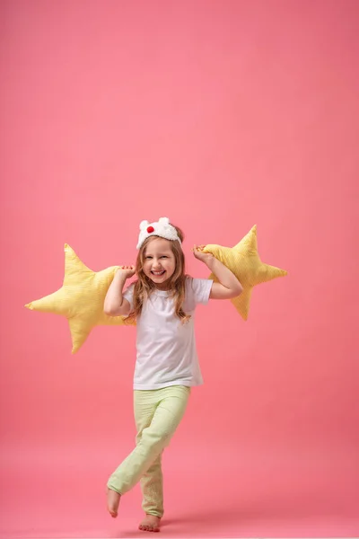 Een Schattig Klein Meisje Met Een Slaapmasker Pyjama Houdt Kussens — Stockfoto